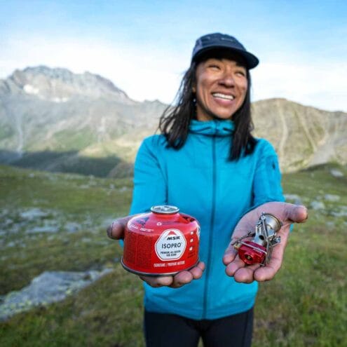 en kvinna håller i en MSR PocketRocket 2 gasbrännare