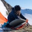 en kvinna använder en Therm-a-Rest Trekker Chair