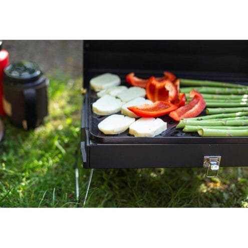Närbild på halloumi, paprika och sparris stekandes på Primus Kuchoma Stove gasgrill.