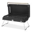 Primus Kuchoma Stove grill i svart med silvriga detaljer.