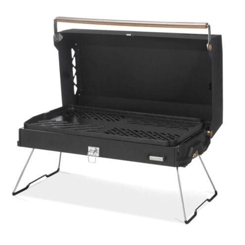 Primus Kuchoma Stove grill i svart med silvriga detaljer.