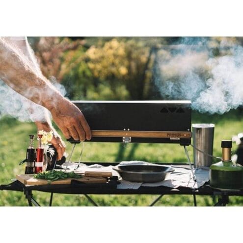 Matlagning pågår från Primus Kuchoma Stove gasgril.