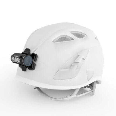 Silva Explore 4 pannlampa fästs lätt på cykelhjälmen.