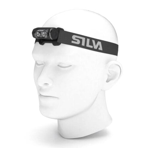 Silva Explore 4RC pannlampa sitter på modell.