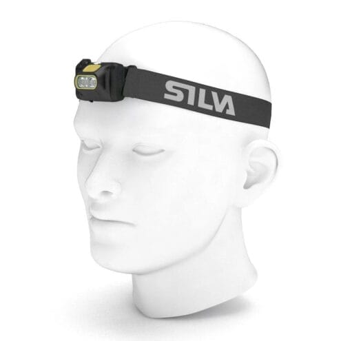 Silva Scout 3 pannlampa sitter på modell.