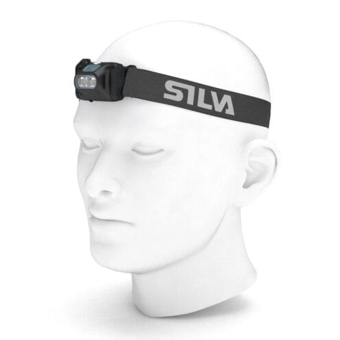 Silva Scout 3XTH pannlampa sitter på modell.