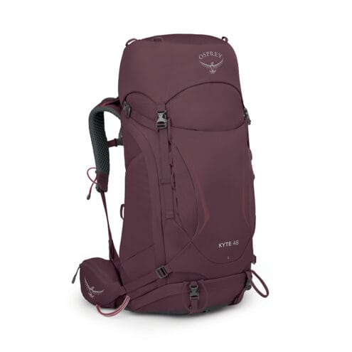 Lila dagsryggsäck från osprey 48 kyte på 48 liter.