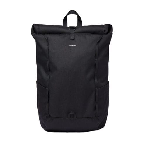 Svart vardagsryggsäck frånSandqvist Arvid med rolltop öppning.