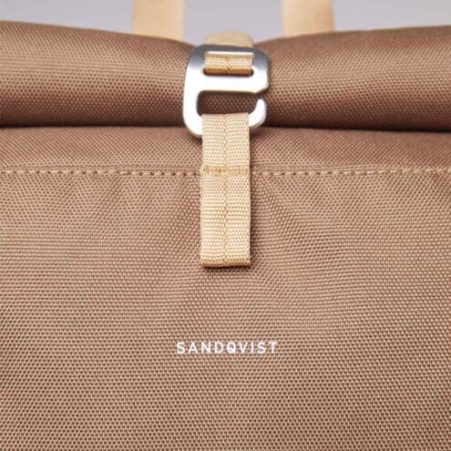 Närbild på Sandqvist Arvid rolltop öppning.
