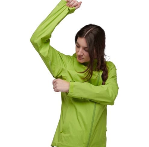 WOMEN'S STORMLINE STRETCH RAIN SHELL på modell