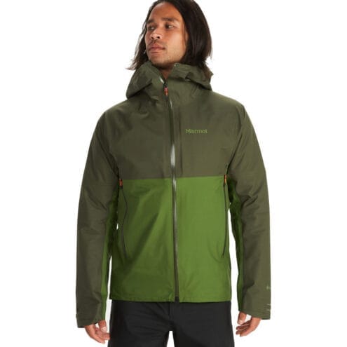 Man som bär pålitliga Mitre Peak skaljacka.