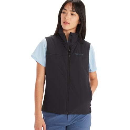 Kvinna som bär väst Novus LT Hybrid Vest från Marmot i färgen svart.