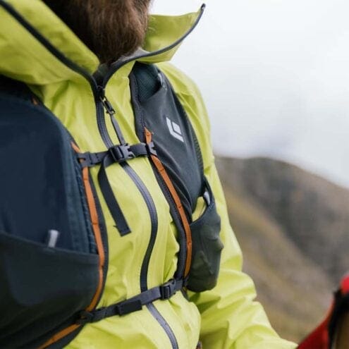 En modell bär Black Diamond Stormline Stretch Rain Shell skaljacka (herr)