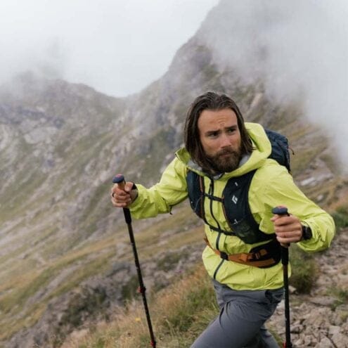 Black Diamond Stormline Stretch Rain Shell skaljacka (herr) - på en modell