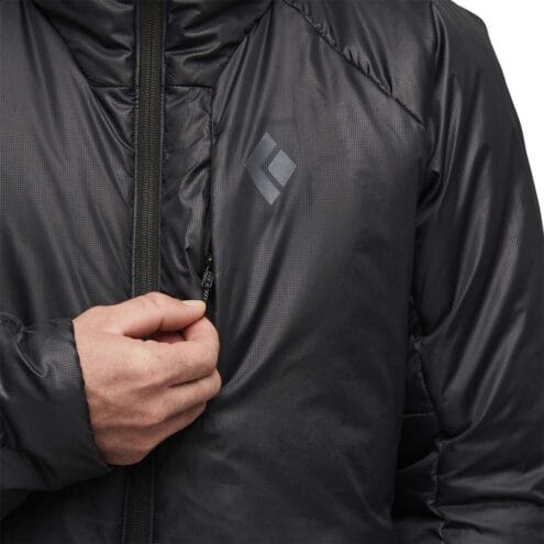 Närbild på Black Diamond Belay Parka varm vinterjacka