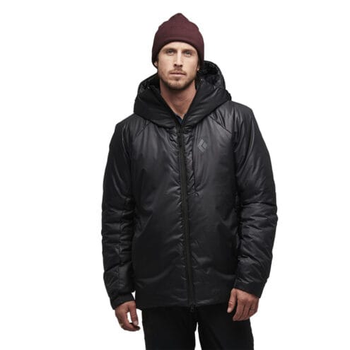Man som bär Black Diamond Belay Parka varm vinterjacka