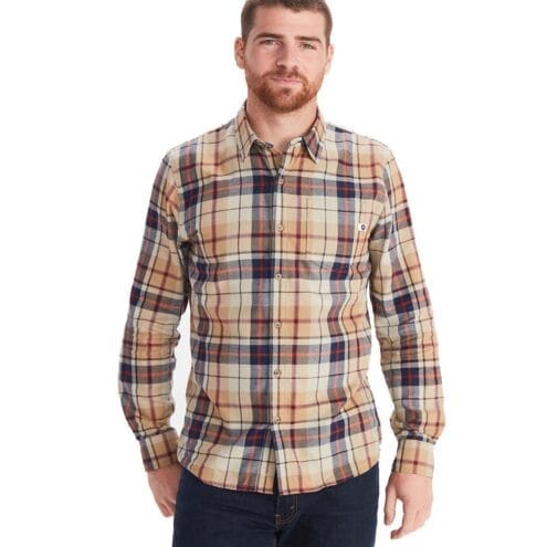 Man som bär Anderson Lightweight flanellskjorta i färgen Shetland.