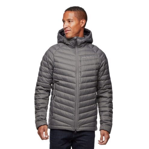 Man som bär dunajackan Access Down Hoody från Black Diamond.