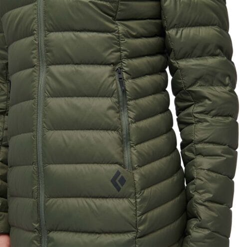 Närbild på tymlig ficka på Access Full Length Down Parka från Black Diamond.
