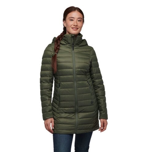 Kvinna som bär Access Full Length Down Parka med vadderad huva.