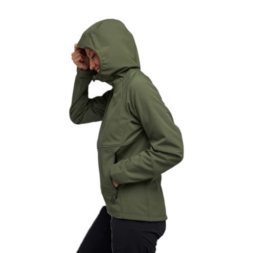WOMEN'S ELEMENT HOODY från sidan på en modell