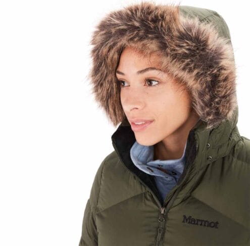 Modell med uppfäld luva i Marmot Montreaux Coat dunkappa (dam)