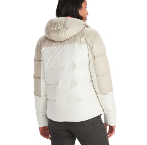 Baksida av Guides Down Hoody på modell