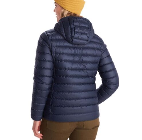 Baksida av Highlander Hoody på modell