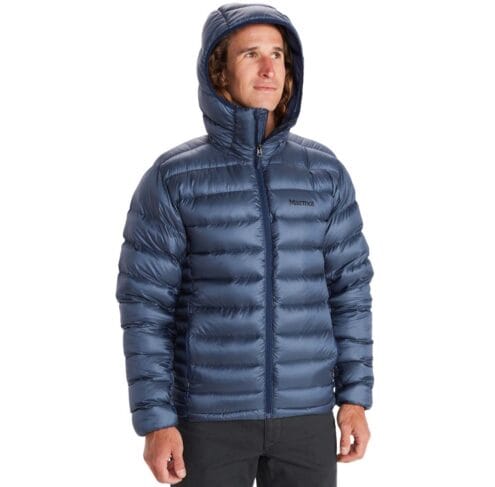 Marmot Hype Down Hoody dunjacka (herr) med uppfäld luva på modell