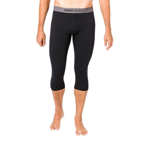 Man som bär trekvarsbyxor från super.natural base 3/4 tight.