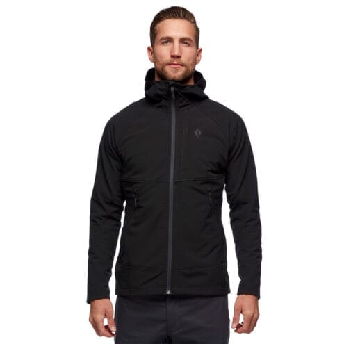 Man som bär skön jacka från Black Diamond Element Hoody.