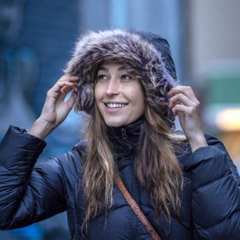 Utomhusbild på kvinna som bär Marmot Montreaux Coat med lurvig huva.