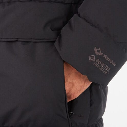 Närbild på WarmCube GORE-TEX Golden Mantle från Marmot medhandfickkor med dubbla ingångar.