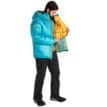Person som bär WarmCube West Rib Parka från Marmot.