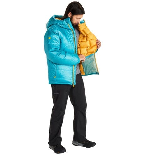 Person som bär WarmCube West Rib Parka från Marmot.