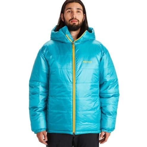 Person som bär täckjacka för vinter från Marmot.