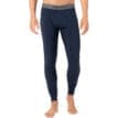 Man som bär mjuka underställ från super.natural Base Tight 230.