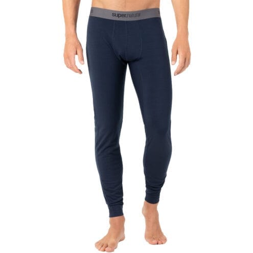 Man som bär mjuka underställ från super.natural Base Tight 230.
