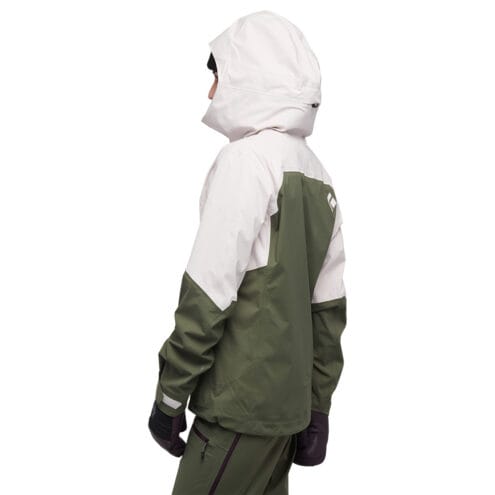 Sidvy av kvinna som bär Recon Stretch LT Shell vindtät damjacka från Black Diamond.