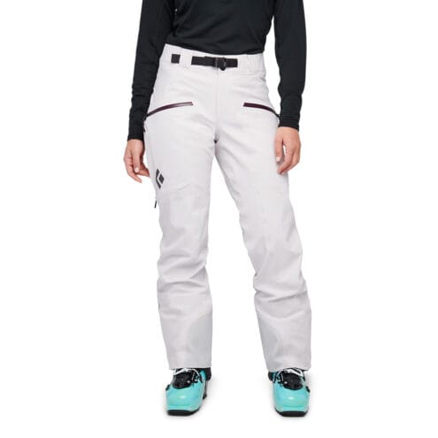 Kvinna som bär snygga skibyxor för dam från Black Diamond Recon Stretch Pants.