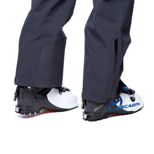 Närbild på Recon Stretch Pants med blixtkedja för pjäxor.