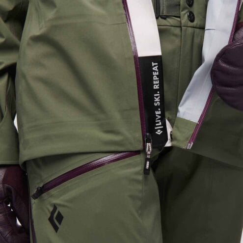 Närbild av detaljer på Black Diamond Recon Stretch LT Shell (dam)