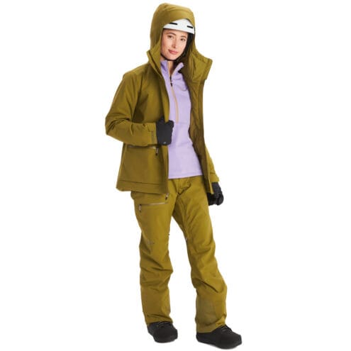 Kvinna som bär Wm’s Refuge Jacket från Marmot med rymlig huva och plats för hjälm.