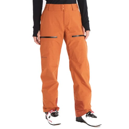 Kvinna som bär vindsära skidbyxor från Marmot Orion GORE-TEX.