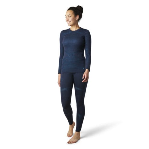Kvinna som bär Intraknit Merino 200 Crew underställströja från Smartwool.