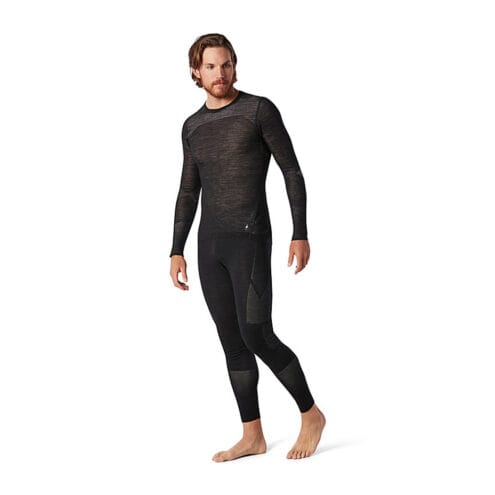 Man som bär understället Intraknit Merino 200 Crew från Smartwool.
