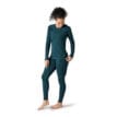 Kvinna som bär underställströja i marinoull från Smartwool Merino 250 Base Layer Crew.