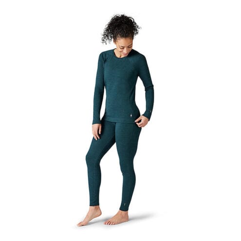 Kvinna som bär underställströja i marinoull från Smartwool Merino 250 Base Layer Crew.