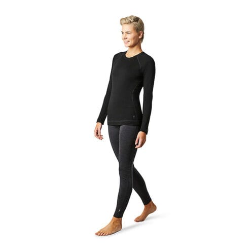 Kvinna som bär Merino 250 Base Layer Crew understälsströja för dam från Smartwool.