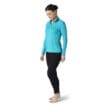 Kvinna som bär varm underställströja i färgen Capri från Merino 250 Base Layer Crew från Smartwool.